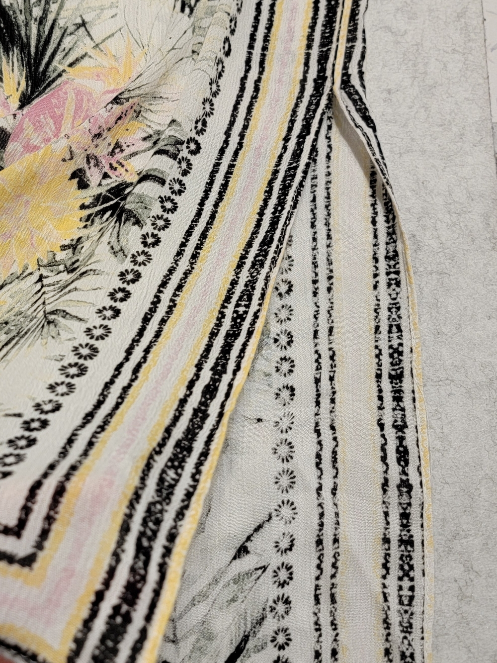 Vince Camuto White Woven Kimono Coverup with Black Palm Print and Yellow Accents - Picture 10 of 12